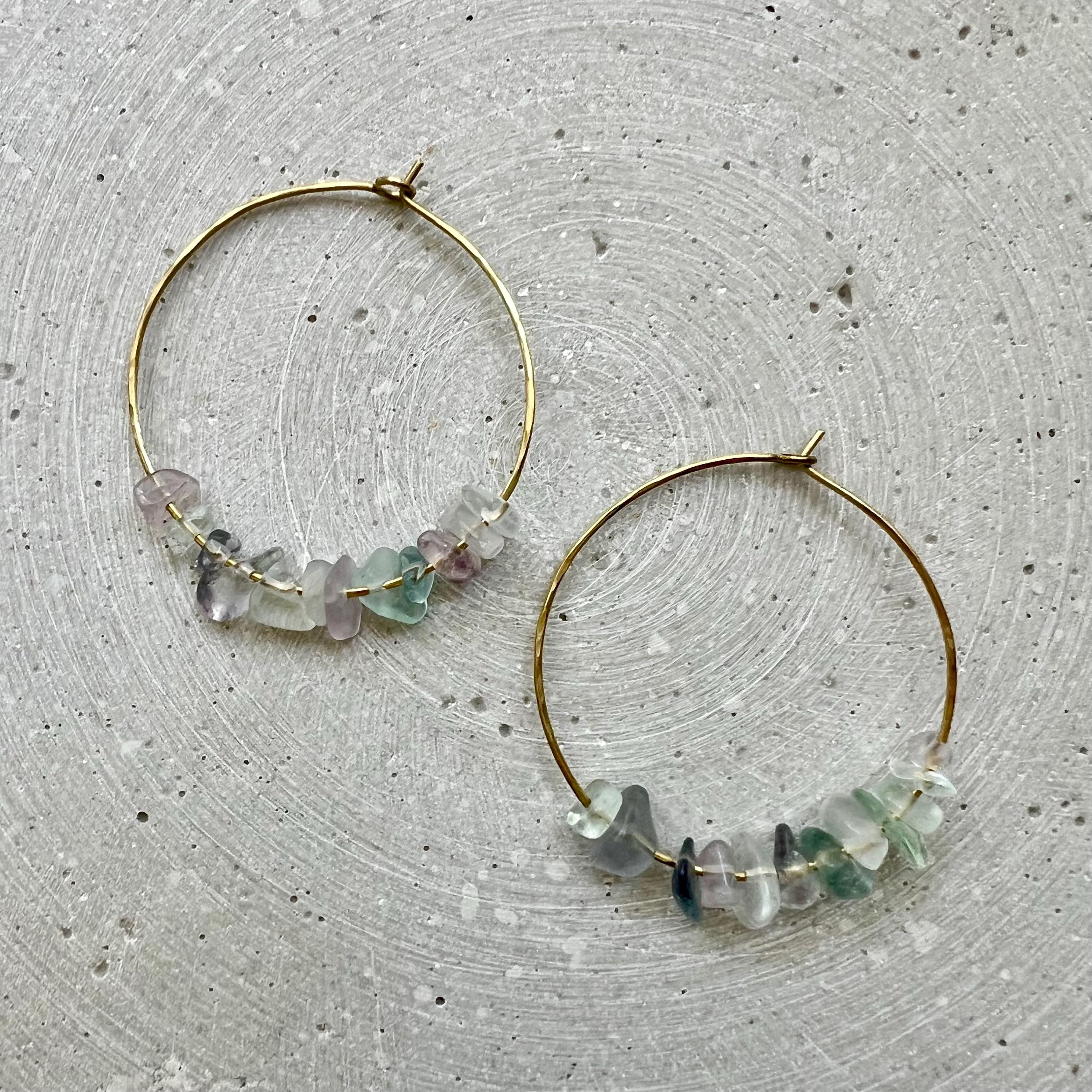 Fluorite Nugget Hoop Earrings, Transparant Gemstone Creole, Handmade Hammered Brass Jewelry