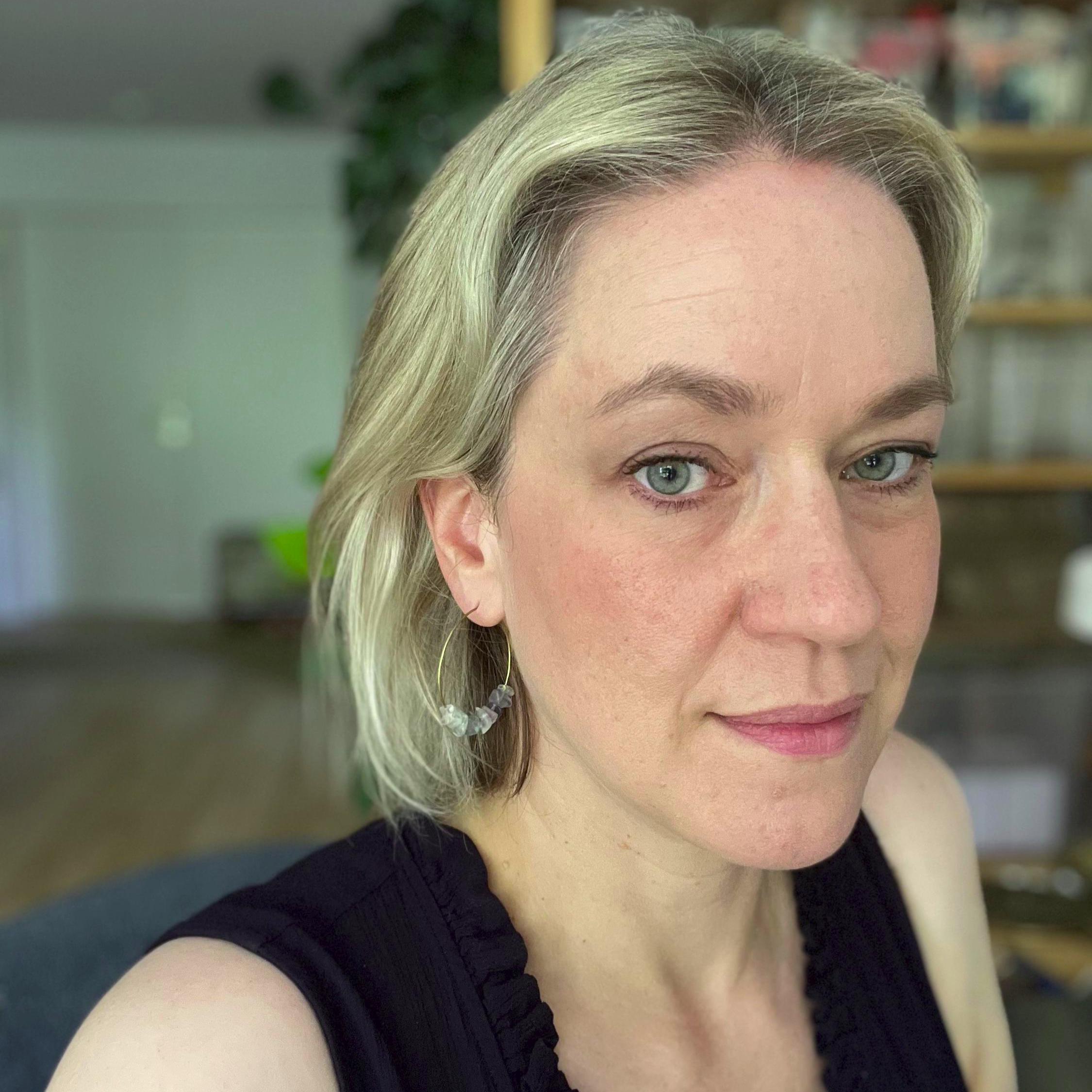 Fluorite Nugget Hoop Earrings, Transparant Gemstone Creole, Handmade Hammered Brass Jewelry